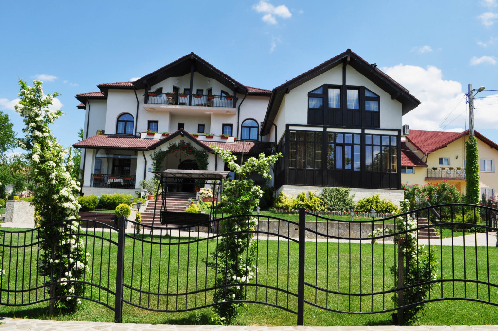 Pensiunea Casa Domnească văzută din grădină