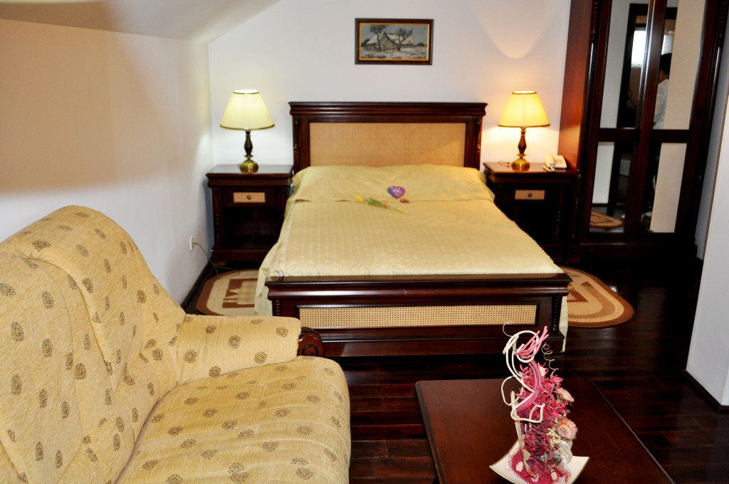 Cameră cu pat matrimonial la Pensiunea Casa Domnească