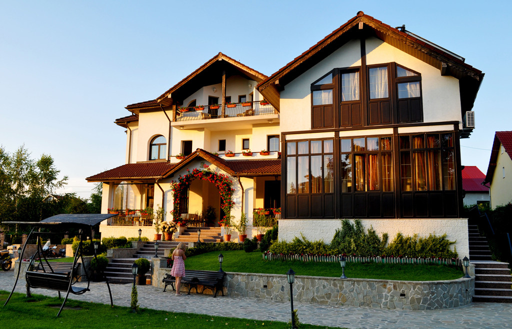 Pensiunea Casa Domnească în lumina apusului