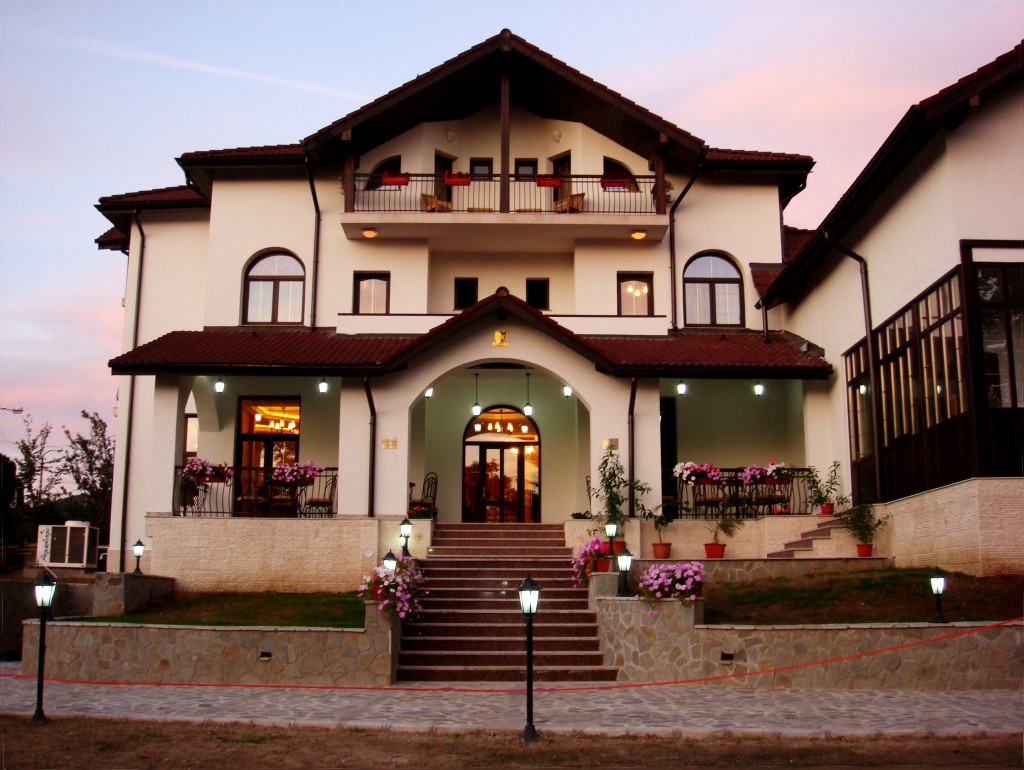 Pensiunea Casa Domnească iluminată seara