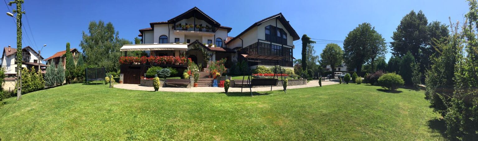 Panorama Pensiunii Casa Domnească și a grădinii